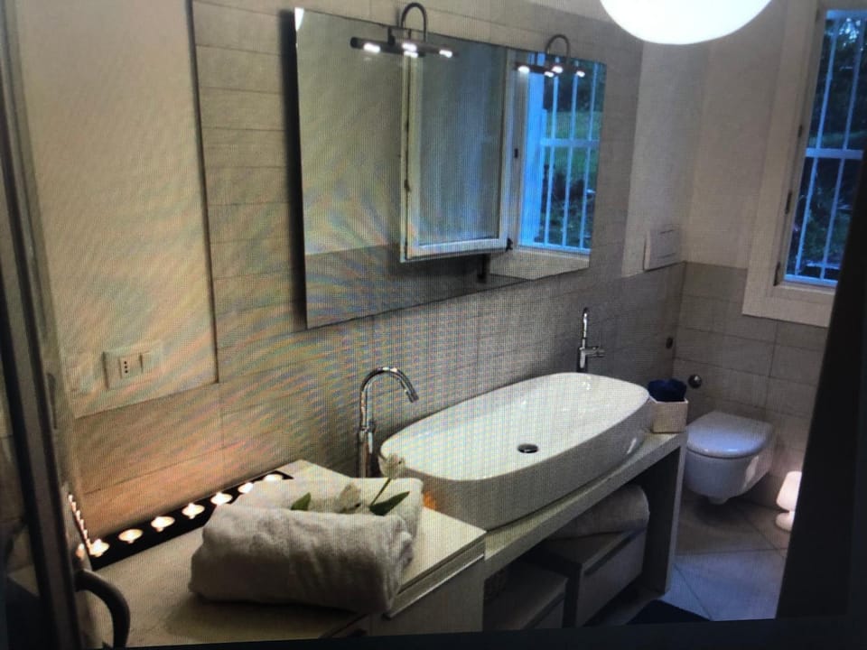 Toilet, Bathroom, towels
