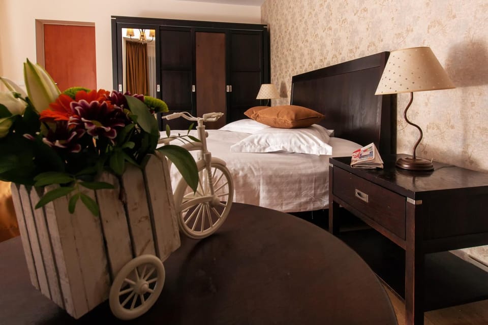 Balcony/Terrace, Bedroom, Mountain view