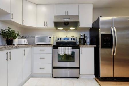 2 Bedrooms Walkout Basement Apartment at centre Richmond hill Apartment in Richmond Hill