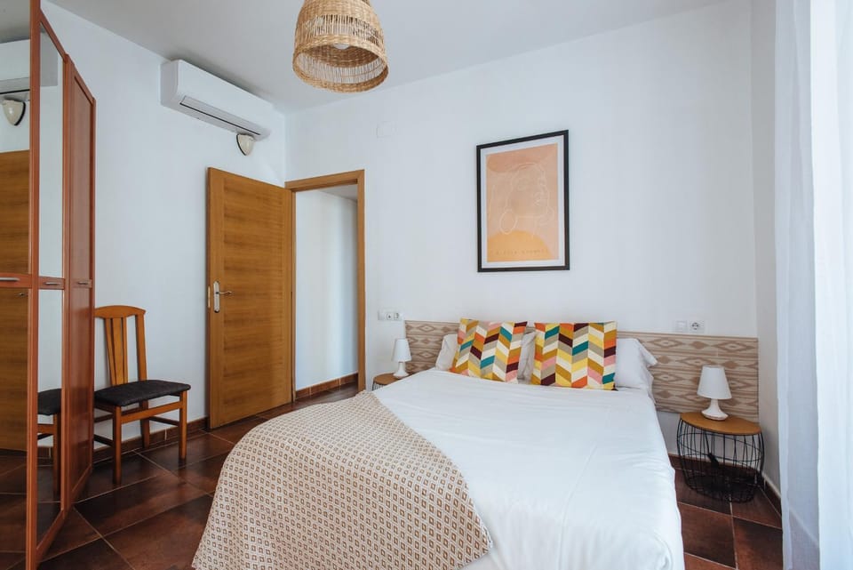 HomeySeville- Bright Apartment at Santa Cruz 6 pax, Parking Optional Apartment in Seville