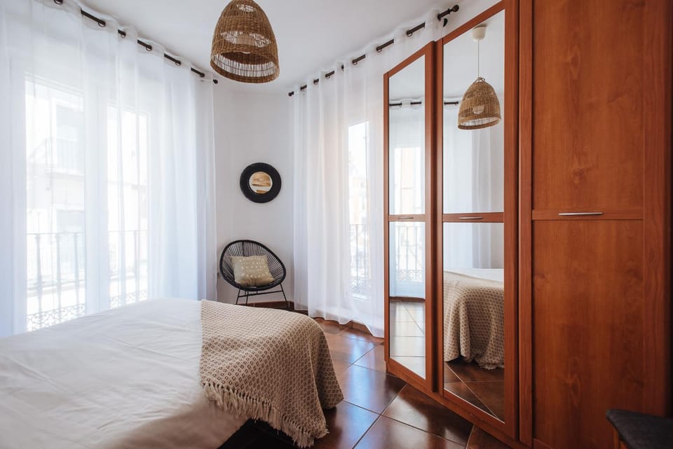 HomeySeville- Bright Apartment at Santa Cruz 6 pax, Parking Optional Apartment in Seville
