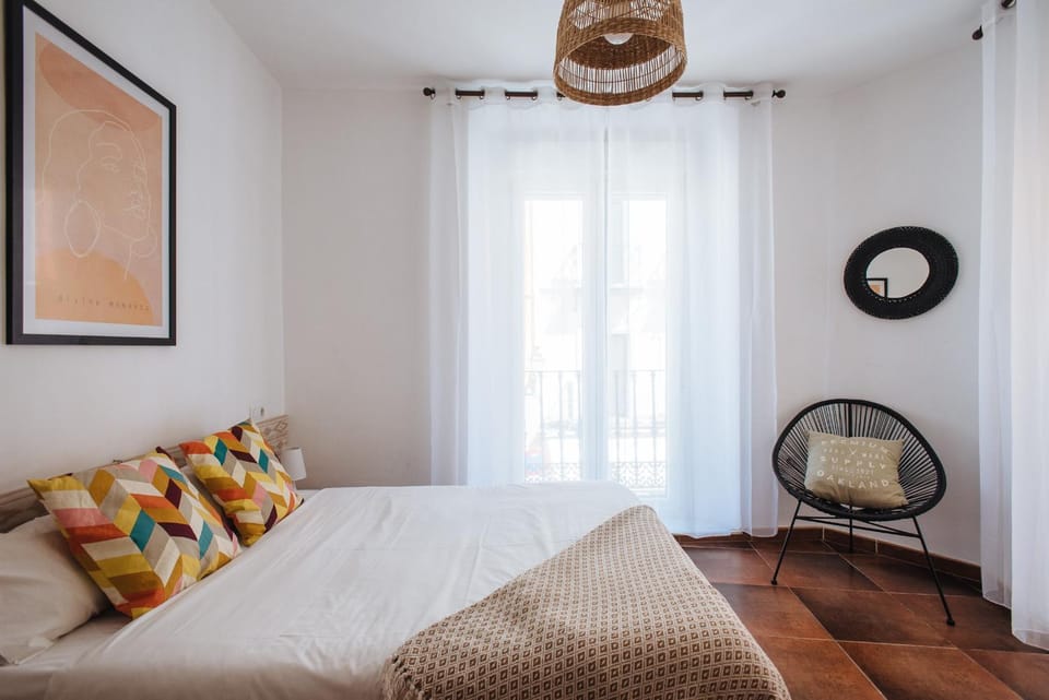 HomeySeville- Bright Apartment at Santa Cruz 6 pax, Parking Optional Apartment in Seville