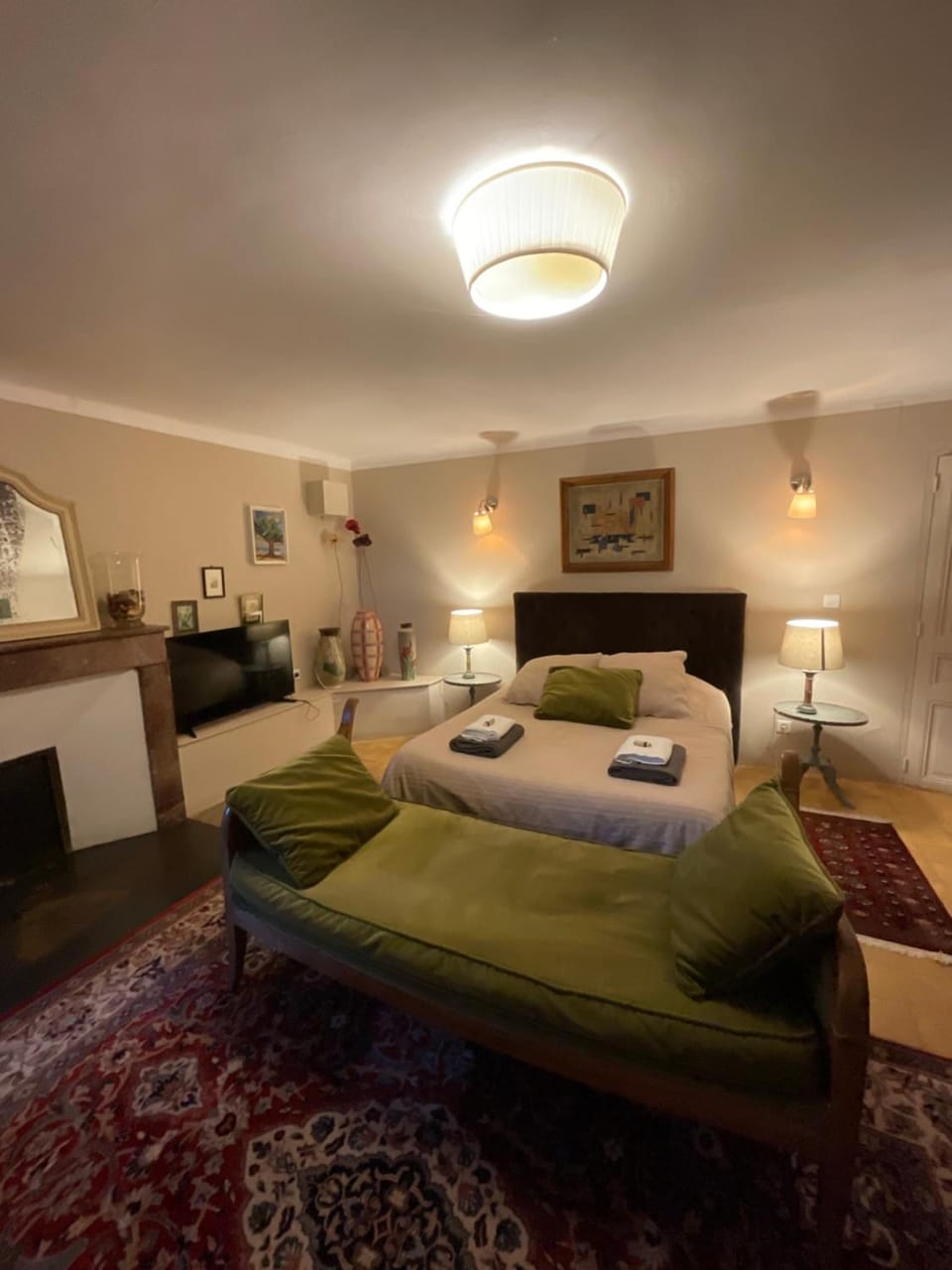 Photo of the whole room, Bedroom