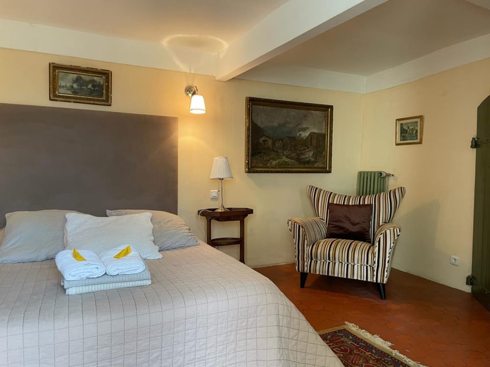 Photo of the whole room, Bedroom, towels