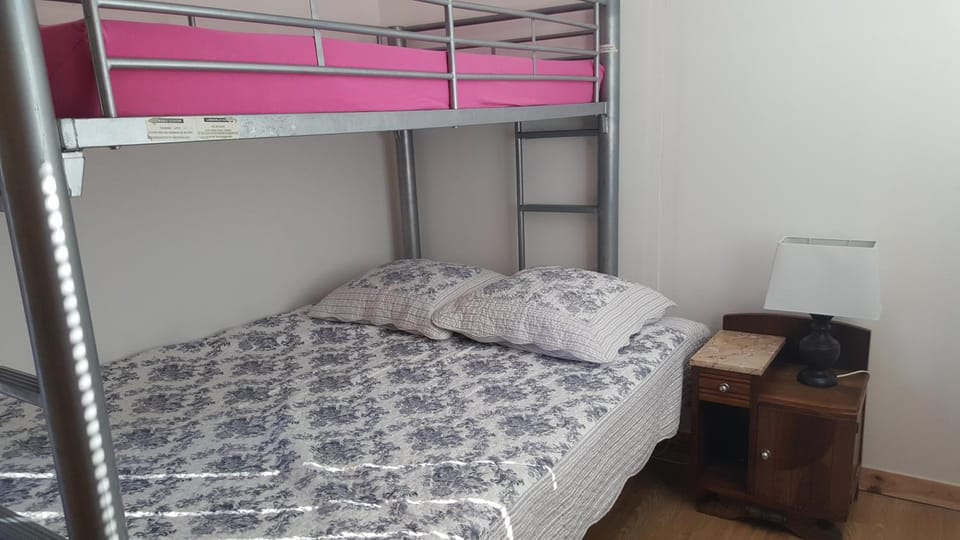 Bed, Photo of the whole room, Bedroom, young children, bunk bed