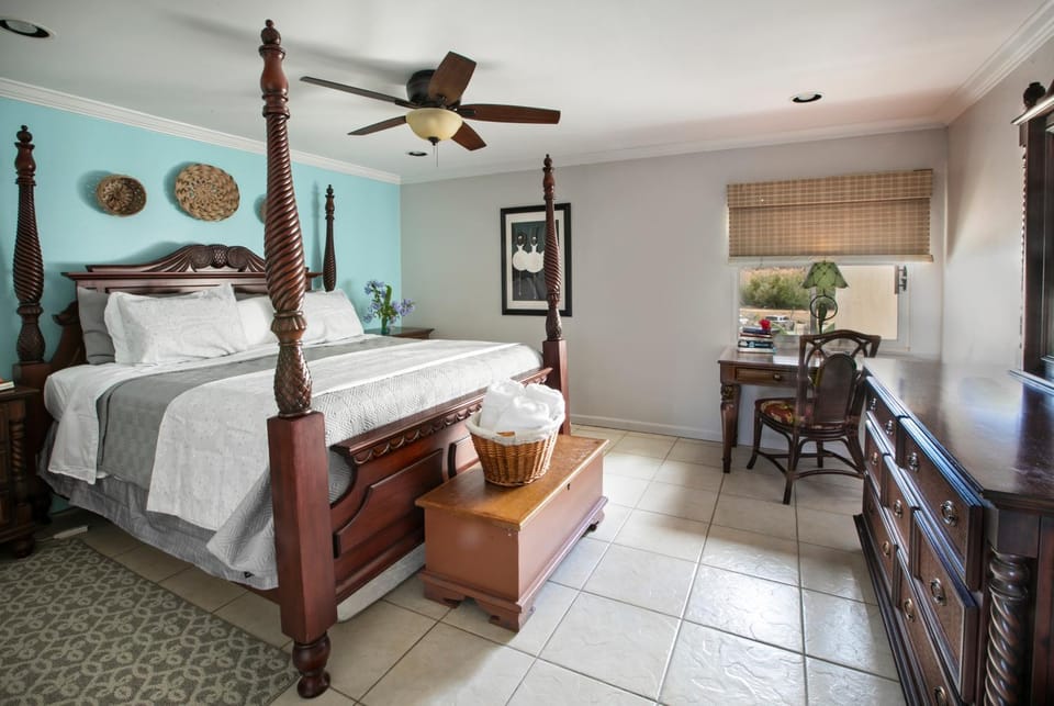 Bedroom, fireplace