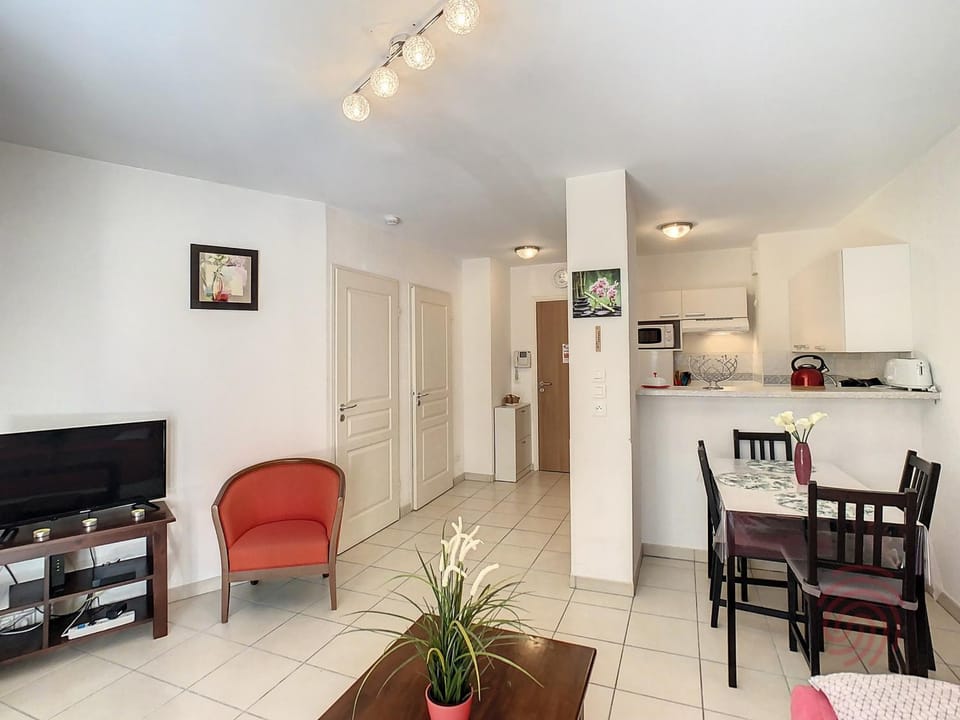 Appartement F2 Climatisé avec Terrasse et Parking à 700m des Thermes de Lamalou Les Bains - FR-1-451-121 Apartment in Occitanie