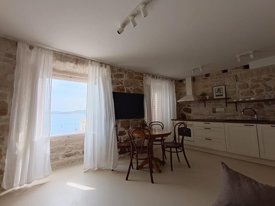 TV and multimedia, Kitchen or kitchenette, Living room, Seating area, Dining area