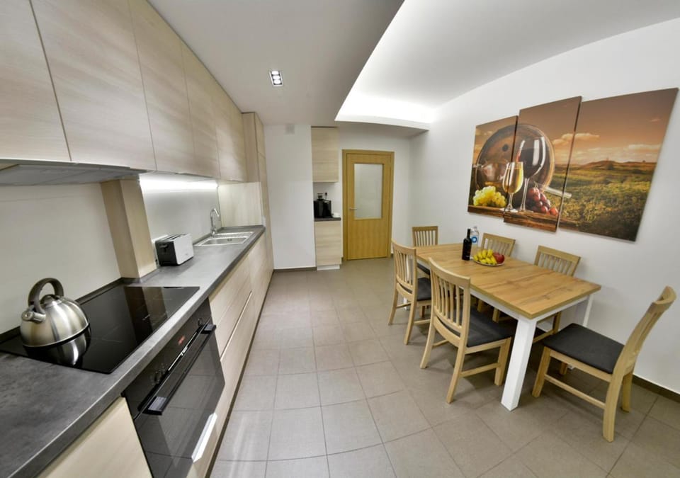 Spring, Day, Coffee/tea facilities, Dining area, Communal kitchen, On site, City view, City view, Street view, Street view, Family, Family, Family