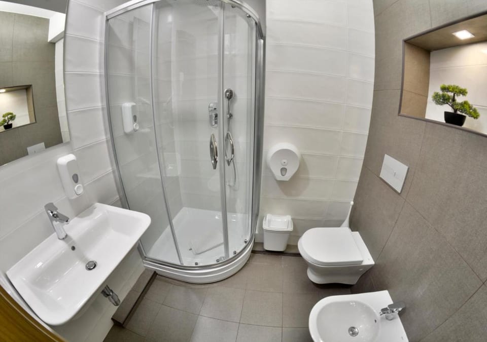 Shower, Spring, Day, Bathroom, On site, Family