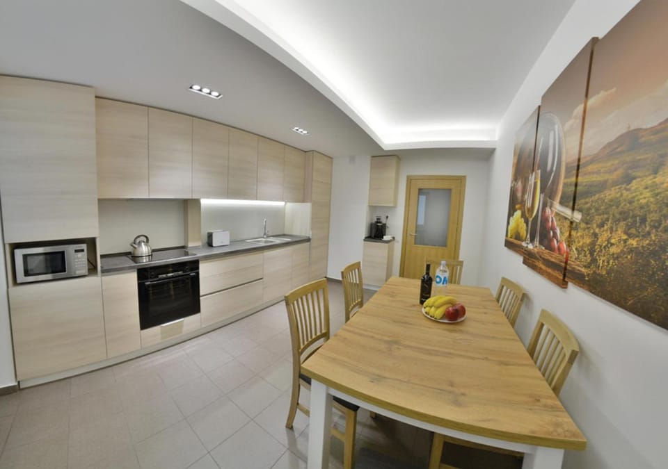 Spring, Day, Children play ground, Coffee/tea facilities, Dining area, Communal kitchen, On site, City view, City view, Street view, Street view, Supermarket/grocery shop, Family, Family, Family, Inner courtyard view