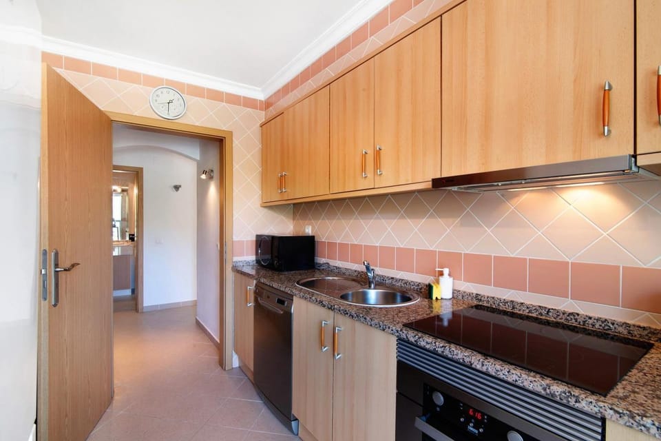Kitchen or kitchenette, dishwasher, stove