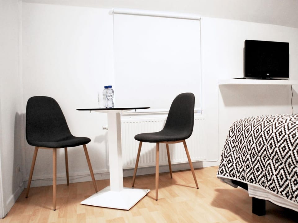 Photo of the whole room, Decorative detail