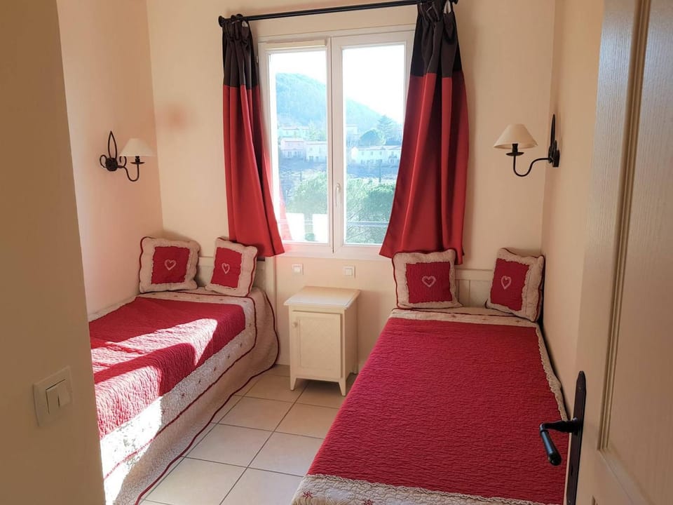 Maison Duplex 8 Pers avec Terrasse, 3 Ch, Parking Gratuit, Animaux Admis, Accès Piscine - FR-1-382-128 House in Grospierres