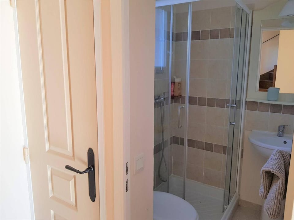 Maison Duplex 8 Pers avec Terrasse, 3 Ch, Parking Gratuit, Animaux Admis, Accès Piscine - FR-1-382-128 House in Grospierres