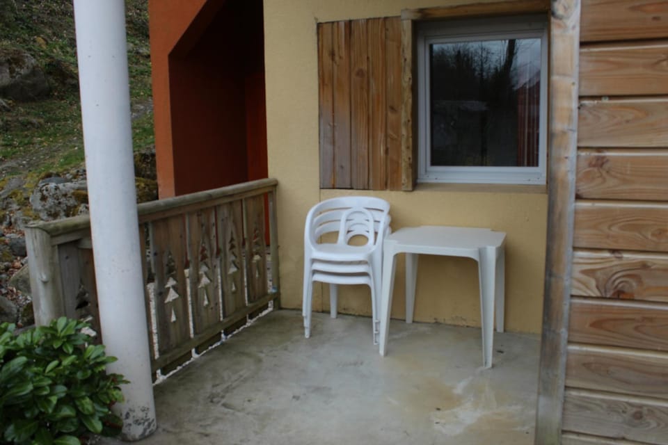 Property building, Patio, Balcony/Terrace
