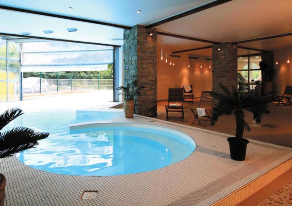 Hot Tub, Solarium, Swimming pool
