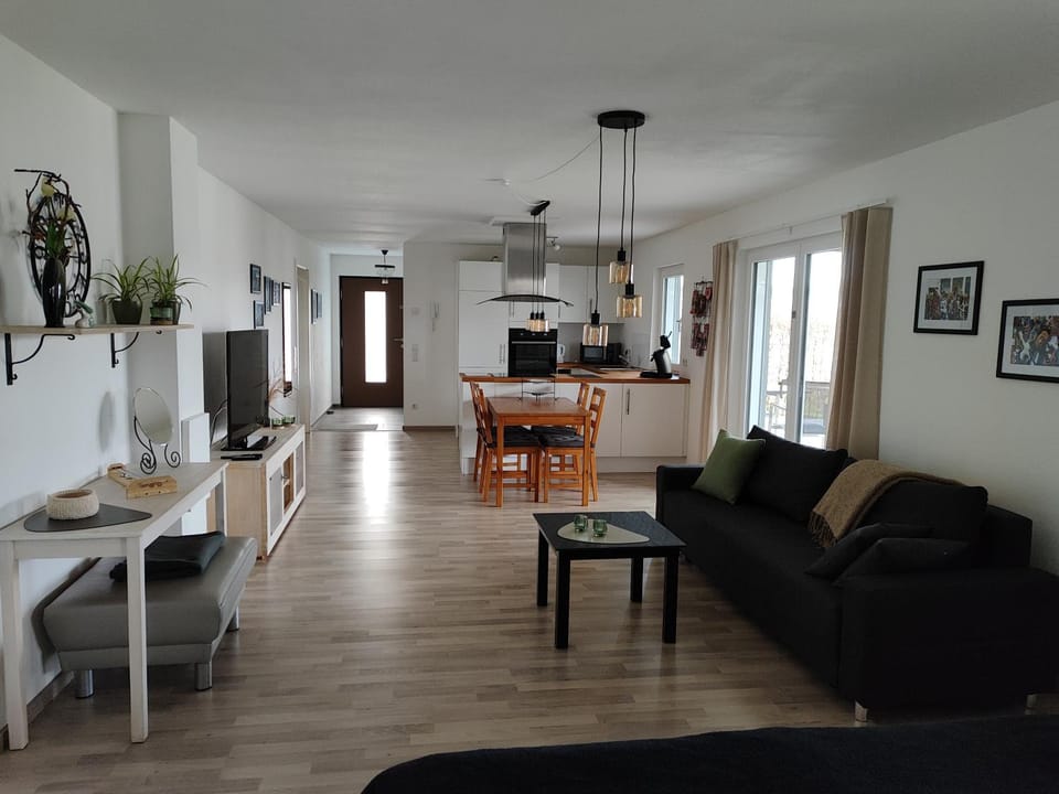 TV and multimedia, Living room, Seating area, Dining area