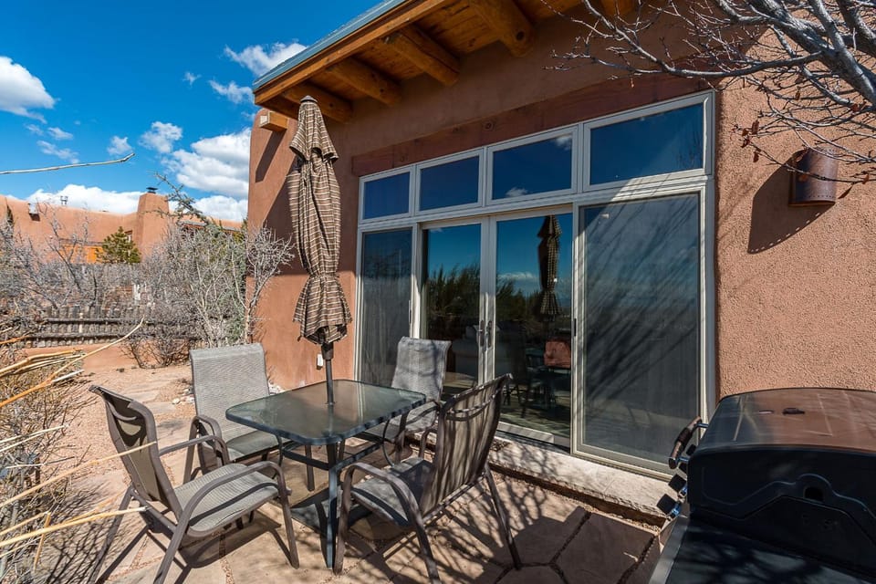 Property building, Patio, BBQ facilities, Seating area, Dining area