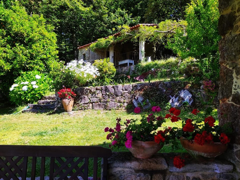 O Lughar Darriba Fogar Natural House in Galicia