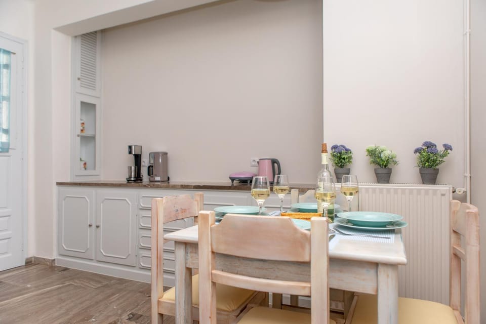 Kitchen or kitchenette, Photo of the whole room, Dining area