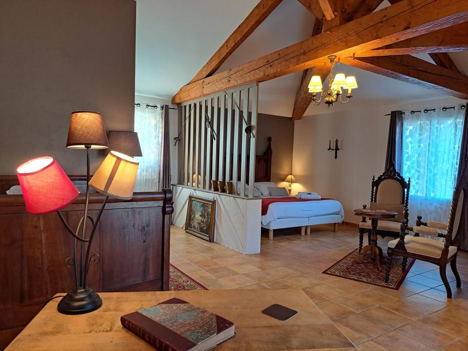 Bed, Photo of the whole room, Garden view, Landmark view