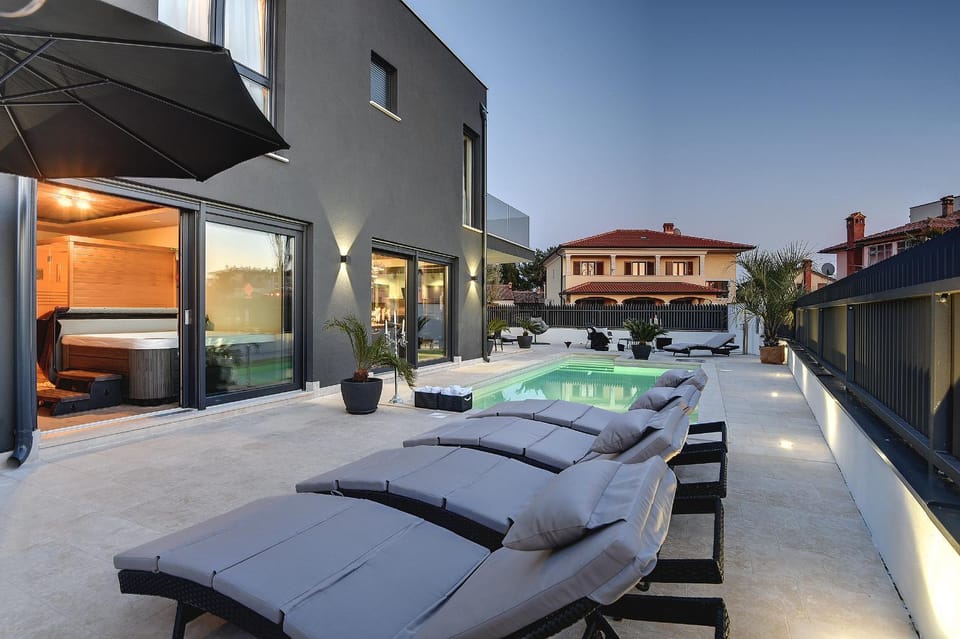 Swimming pool, sunbed