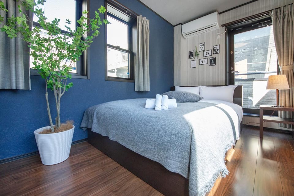 Bed, air conditioner