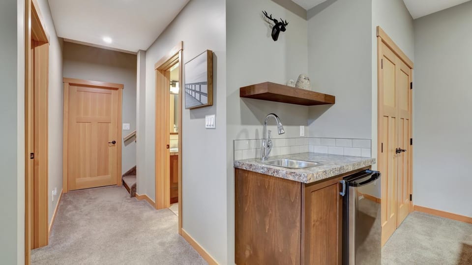 The Residences at Fairmont Ridge Apartment in British Columbia