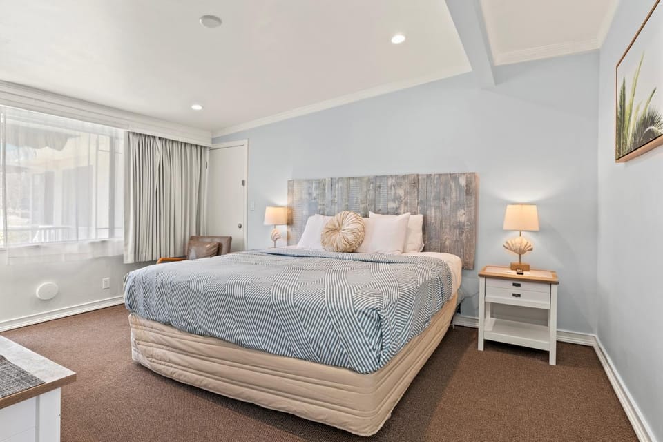 Shower, TV and multimedia, heating, locker, air conditioner