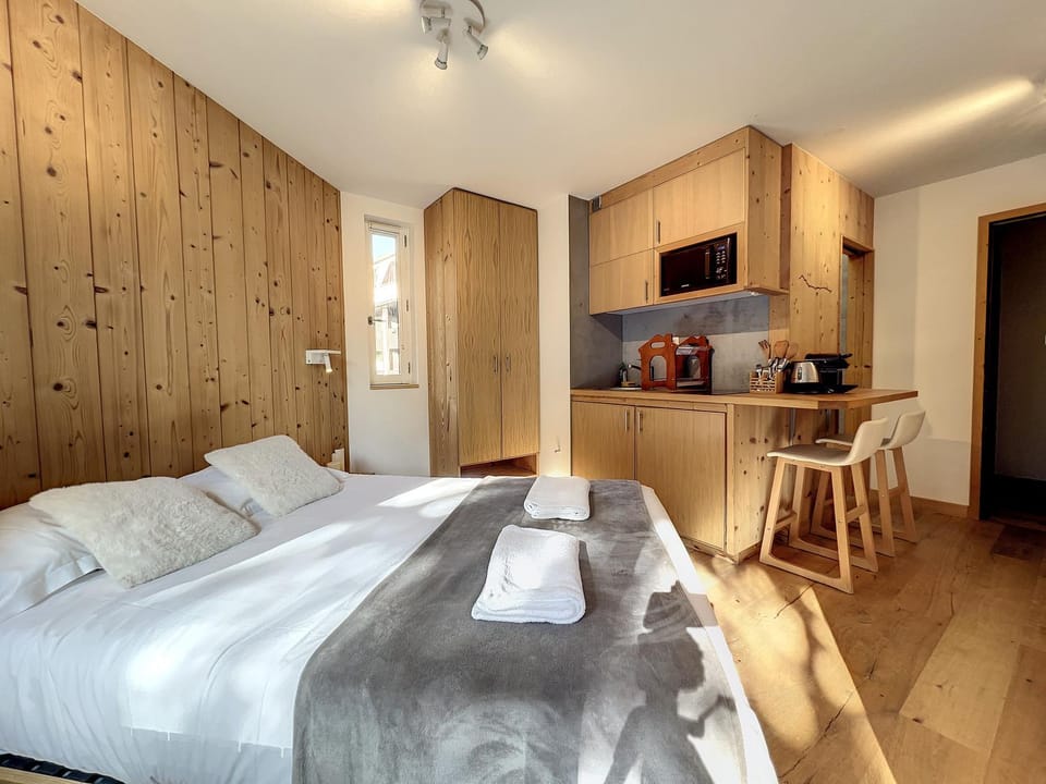 Bed, Kitchen or kitchenette, Bedroom