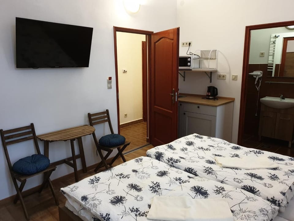 Bed, TV and multimedia, Photo of the whole room, Bedroom