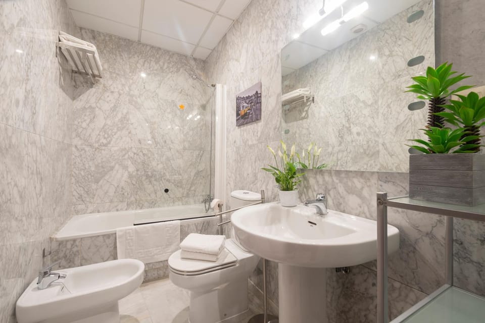 APARTAMENTO ADULTOS CENTRO NUEVA DE LA VIRGEN 2 free parking Apartment in Granada
