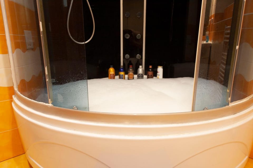 Shower, Hot Tub, Bathroom, Spa and wellness centre/facilities