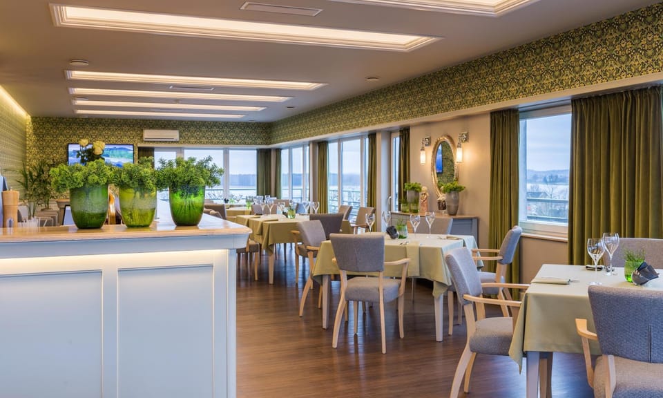 Restaurant/places to eat, Day, Natural landscape