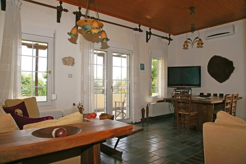 Photo of the whole room, Dining area