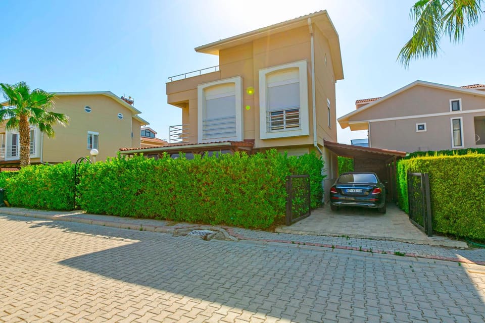 Property building, Facade/entrance, Day, Neighbourhood, Garden, Street view, Parking