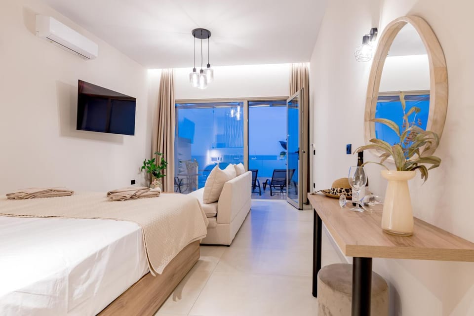 Bed, TV and multimedia, Photo of the whole room, Seating area, air conditioner