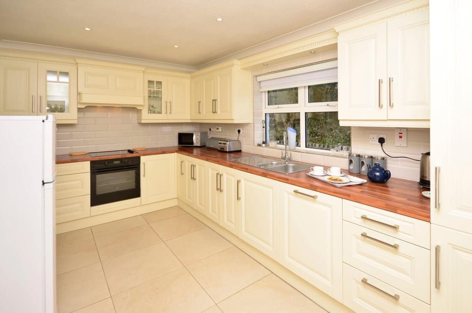 Coffee/tea facilities, Kitchen or kitchenette, dishwasher, microwave, oven, stove, toaster