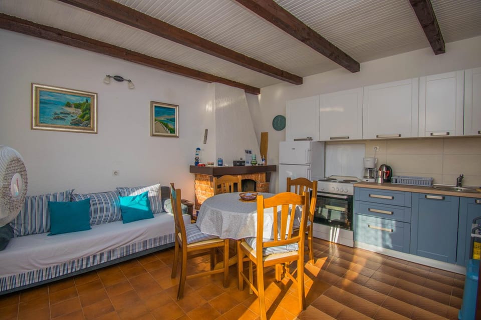 Kitchen or kitchenette, Photo of the whole room, Dining area, pet friendly, stove