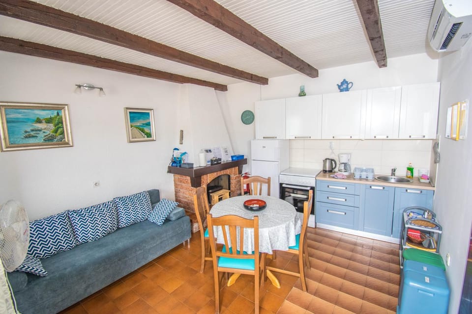 Coffee/tea facilities, Kitchen or kitchenette, Dining area, oven