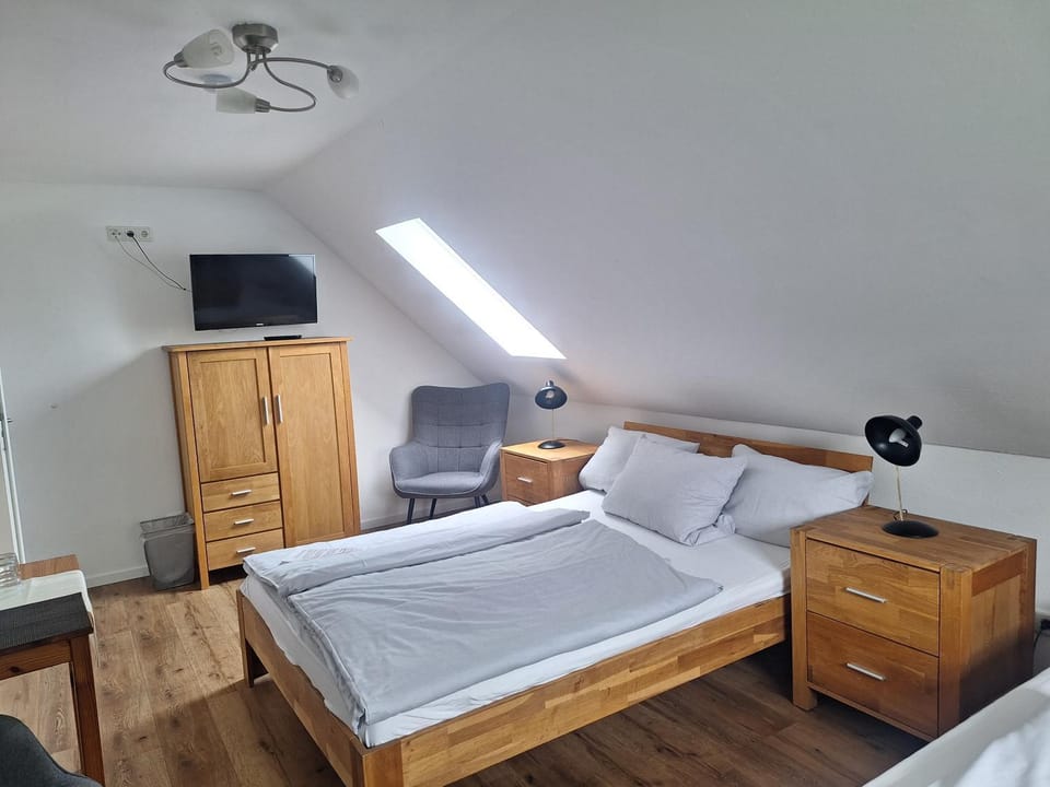 Photo of the whole room, Bedroom