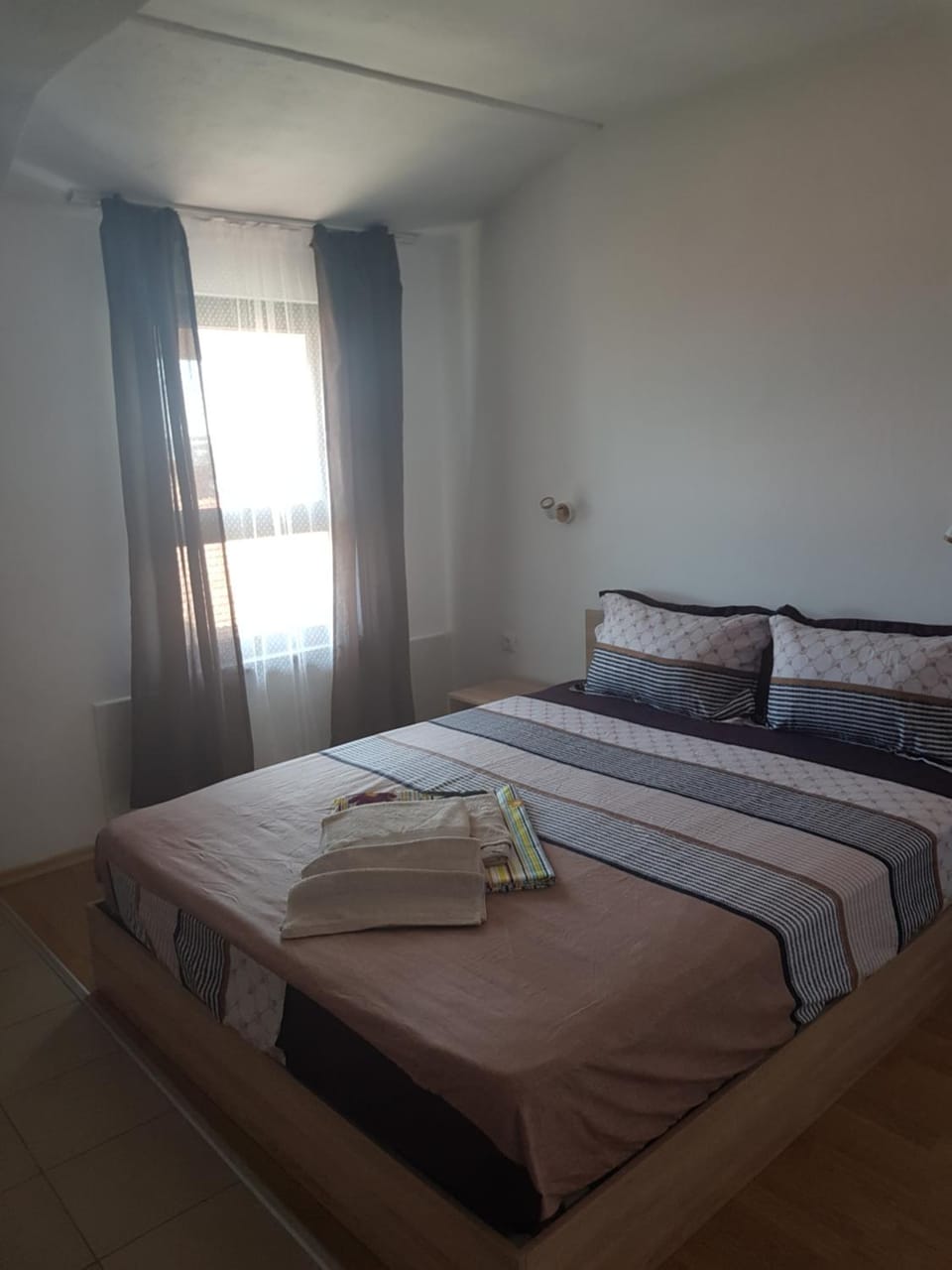 Bedroom, towels
