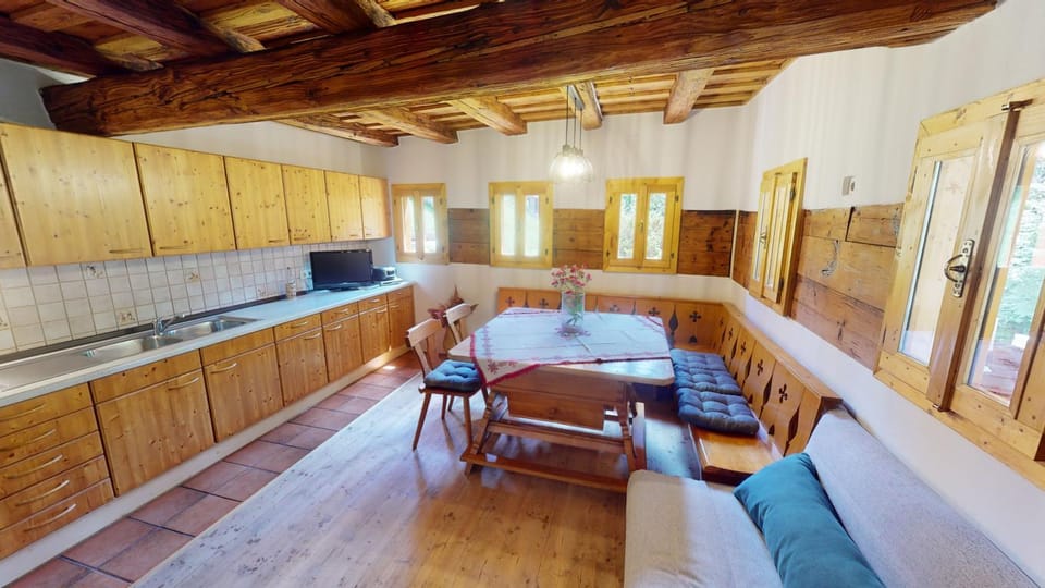 Kitchen or kitchenette, Seating area, Dining area, pet friendly, stove