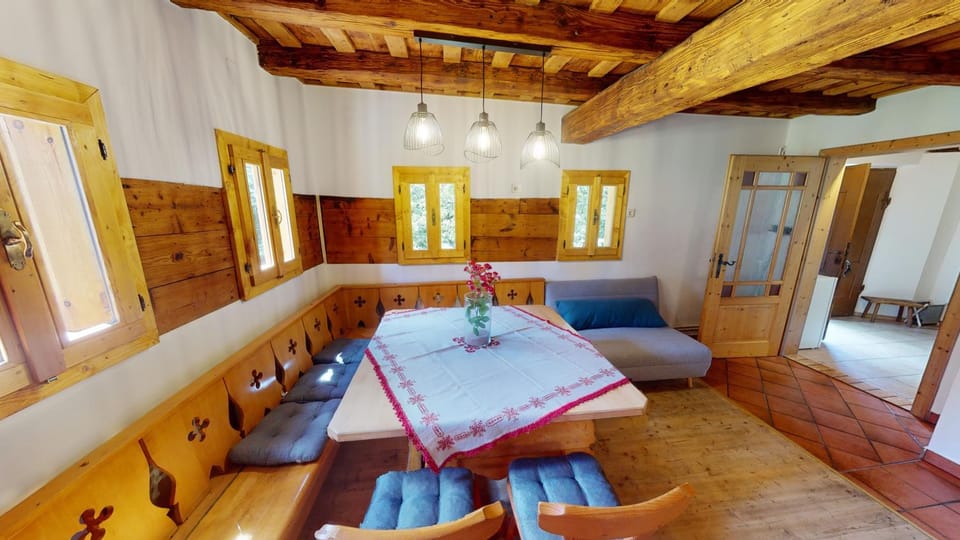 Seating area, Food