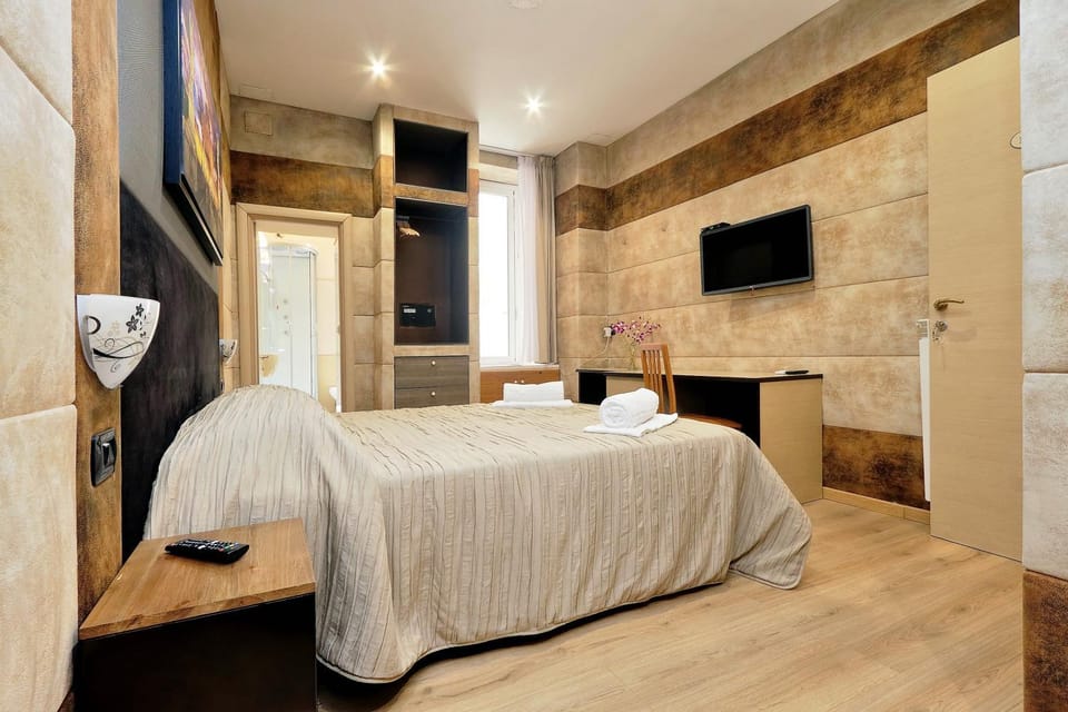 Bed, TV and multimedia, Photo of the whole room, Bedroom