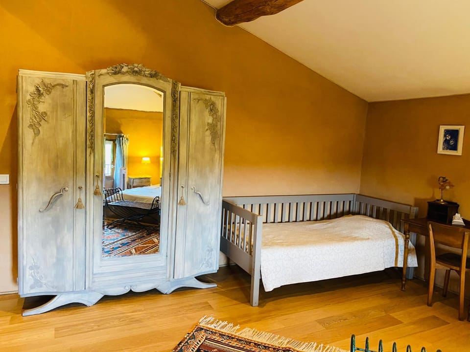 Bed, Photo of the whole room