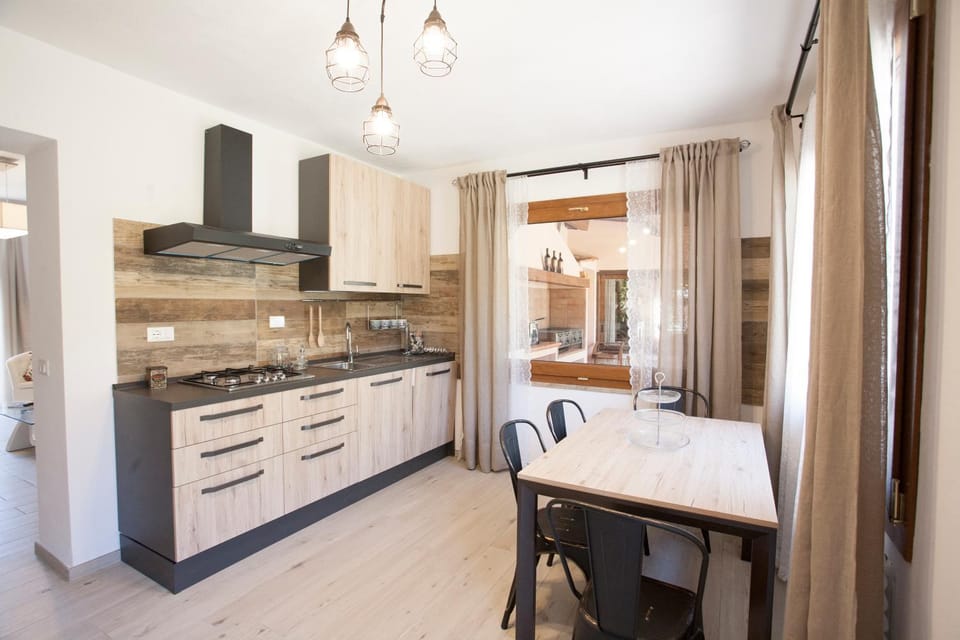 Kitchen or kitchenette, Dining area
