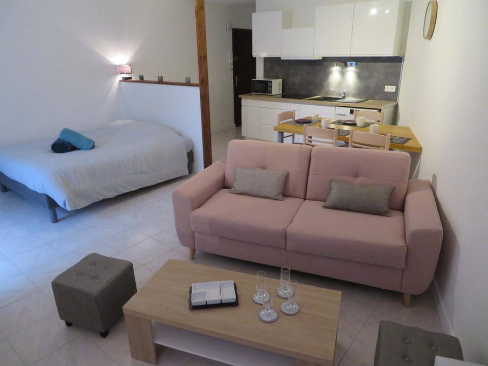 Bed, Kitchen or kitchenette, Living room, Dining area