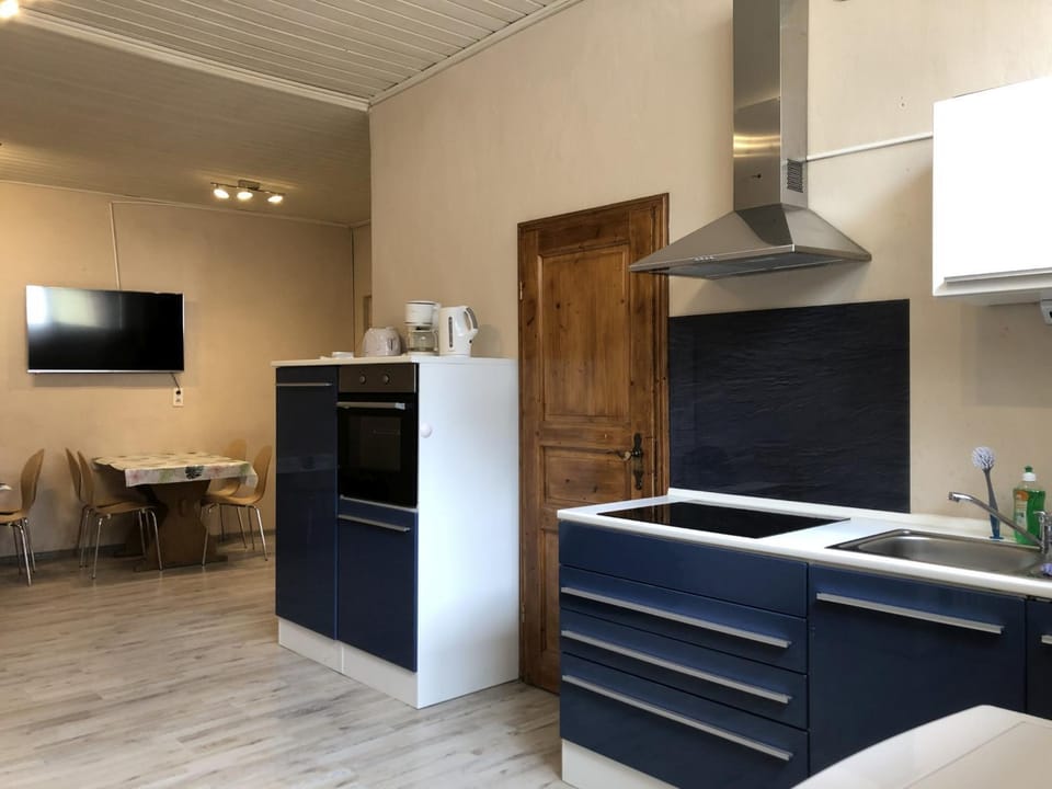Kitchen or kitchenette, Communal kitchen